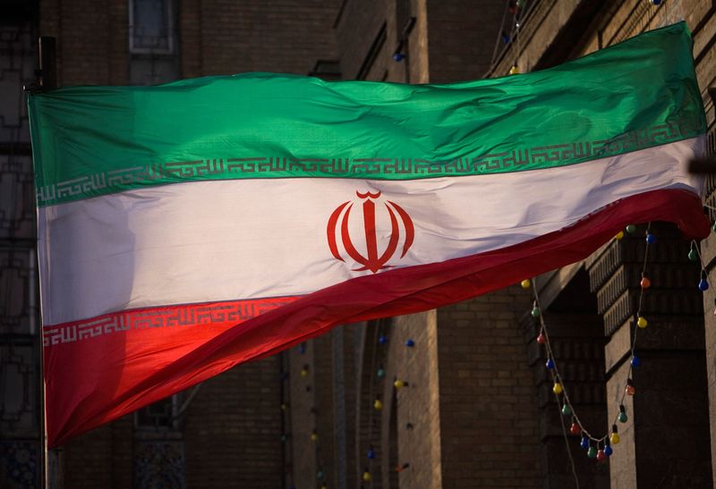 © Reuters. العلم الإيراني يرفرف أمام مبنى وزارة الخارجية الإيرانية في طهران بصورة من أرشيف رويترز.