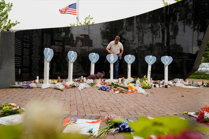 &copy; Reuters. A man installs memorials after a mass shooting at a Fourth of July parade in the Chicago suburb of Highland Park, Illinois, U.S. July 6, 2022.  REUTERS/Cheney Orr