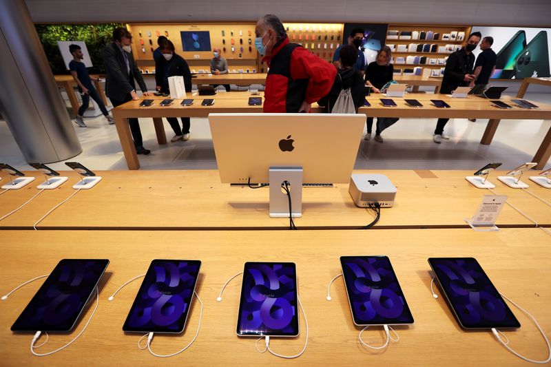 &copy; Reuters. Produtos da Apple na loja da empresa na 5th Avenue em Manhattan, Nova York, EUA
18/03/2022
REUTERS/Mike Segar
