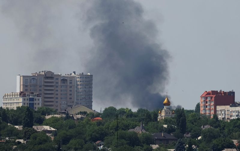 &copy; Reuters. El humo se eleva después de los bombardeos durante el conflicto Ucrania-Rusia en Donetsk, Ucrania, 6 de julio de 2022. REUTERS/Alexander Ermochenko
