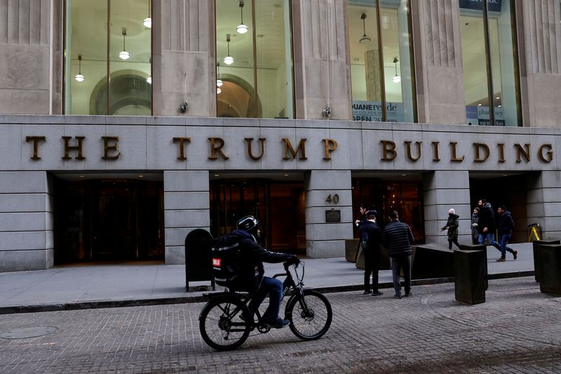 © Reuters. FILE PHOTO: People walk outside 40 Wall Street, also known as the Trump Building, in the Manhattan borough of New York City, New York, U.S., January 19, 2022.  REUTERS/Brendan McDermid