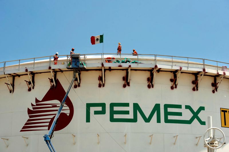 © Reuters. FILE PHOTO: Workers are pictured atop a tank at a construction site of the new oil refinery Olmeca, owned by state-run Petroleos Mexicanos (Pemex), at the Dos Bocas port in Paraiso, Mexico, in this handout distributed to Reuters on June 30, 2022. Mexico P sizes=