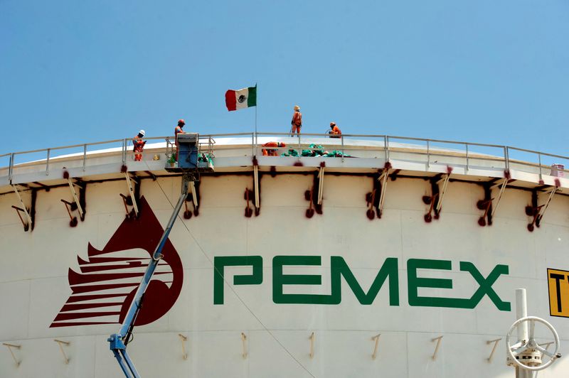 &copy; Reuters. FILE PHOTO: Workers are pictured atop a tank at a construction site of the new oil refinery Olmeca, owned by state-run Petroleos Mexicanos (Pemex), at the Dos Bocas port in Paraiso, Mexico, in this handout distributed to Reuters on June 30, 2022. Mexico P