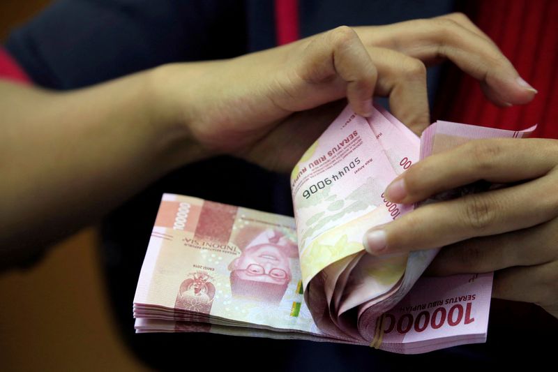 &copy; Reuters. FILE PHOTO: An employee counts Indonesian rupiah banknotes at a currency exchange office in Jakarta, Indonesia October 23, 2018. REUTERS/Beawiharta
