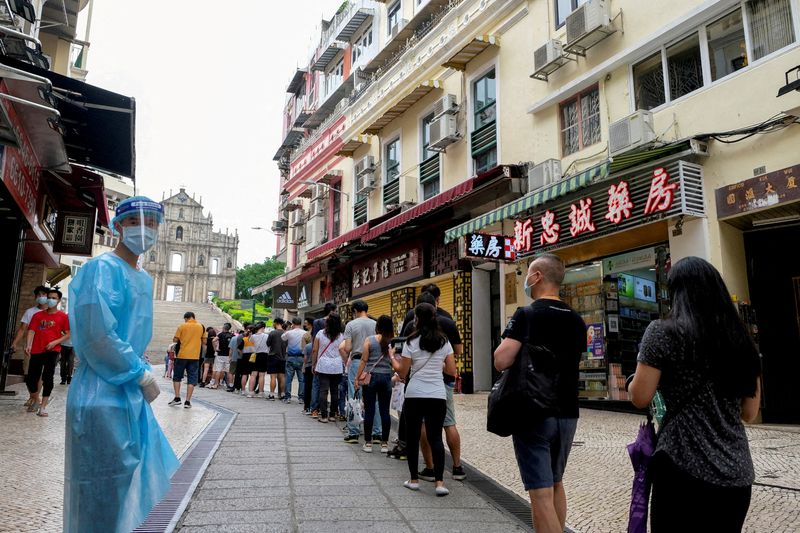 &copy; Reuters. أشخاص يصطفون لإجراء اختبار فيروس كورونا في ماكاو في الصين يوم 20 يونيو حزيران 2022. تصوير: جون ماك - رويترز.