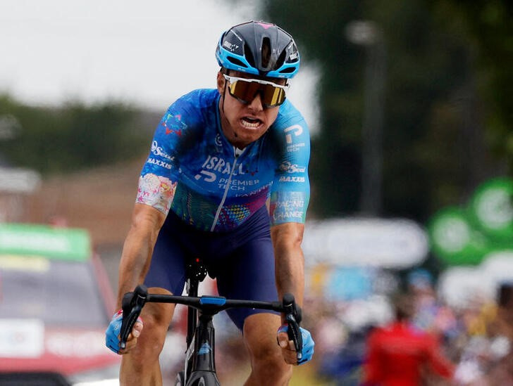 &copy; Reuters. 　世界最高峰の自転車ロードレース、ツール・ド・フランスは６日、リールからアランベールポルトデュエノまでの第５ステージ（１５７キロ）を行い、サイモン・クラーク（写真）が３時