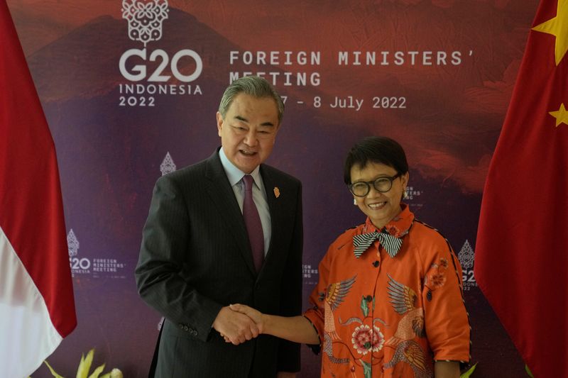 &copy; Reuters. Les ministres chinois et indonésien des Affaires étrangères Wang Yi (à gauche) et Retno Marsudi (à droite) avant leur réunion du G20 à Bali, en Indonésie. Les ministres des Affaires étrangères du G20 se réuniront jeudi et vendredi pour particip