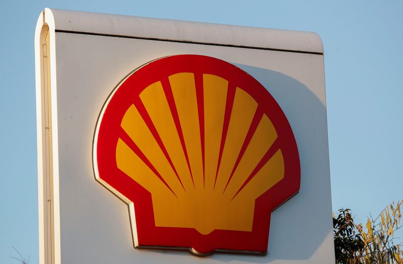 &copy; Reuters. FILE PHOTO: General view of a Shell petrol station sign, in Milton Keynes, Britain, January 5, 2022. REUTERS/Andrew Boyers