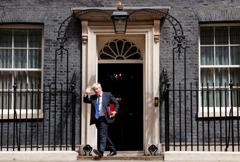 &copy; Reuters. 英国のルイス北アイルランド担当相が７日、辞任を表明した。写真は官邸を出るジョンソン首相。７月６日、ロンドンで撮影（２０２２年　ロイター/John Sibley）