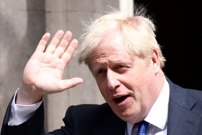 &copy; Reuters. Le Premier ministre britannique Boris Johnson s'accrochait toujours au pouvoir jeudi en dépit des démissions en cascade au sein de son gouvernement et malgré une première déclaration de candidature à sa succession, celle de la procureure générale 