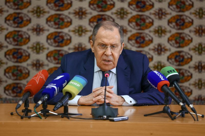 &copy; Reuters. El Ministro de Asuntos Exteriores de Rusia, Sergei Lavrov, habla durante una sesión informativa antes de la Cumbre del Caspio en Ashgabat, Turkmenistán, el 28 de junio de 2022. Ministerio de Asuntos Exteriores de Rusia/Handout via REUTERS