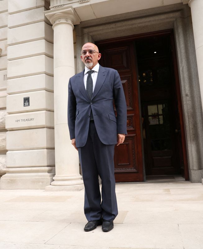© Reuters. وزير المالية البريطاني الجديد ناظم الزهاوي قرب مبنى الوزارة في لندن يوم 6 يوليو تموز 2022. تصوير:فيل نوبل-رويترز.