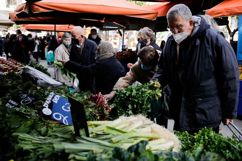 &copy; Reuters. FILE PHOTO: Customers buy vegetables at a farmers market in Athens, Greece, February 10, 2022. REUTERS/Costas Baltas