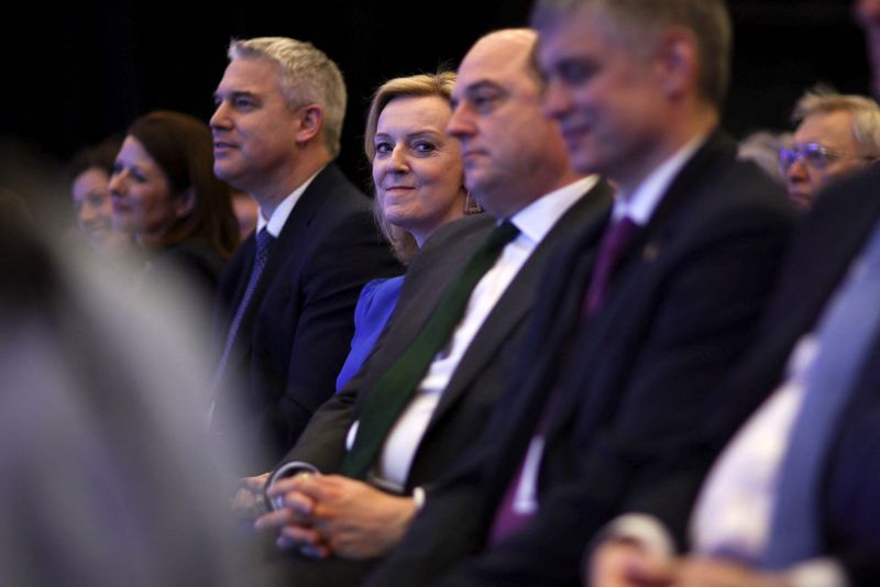 &copy; Reuters. FOTO DE ARCHIVO: La ministra de Asuntos Exteriores británica, Liz Truss, sentada junto al secretario de Defensa, Ben Wallace, y el embajador de Ucrania en el Reino Unido, Vadym Prystaiko, durante la Conferencia de Primavera del Partido Conservador en Bla