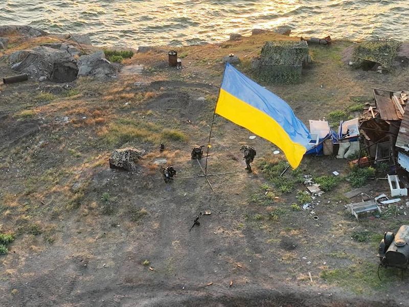 &copy; Reuters. جنود يرفعون العلم الأوكراني  على جزيرة سنيك أيلاند بمنطقة أوديسا يوم الخميس. صورة لرويترز. 