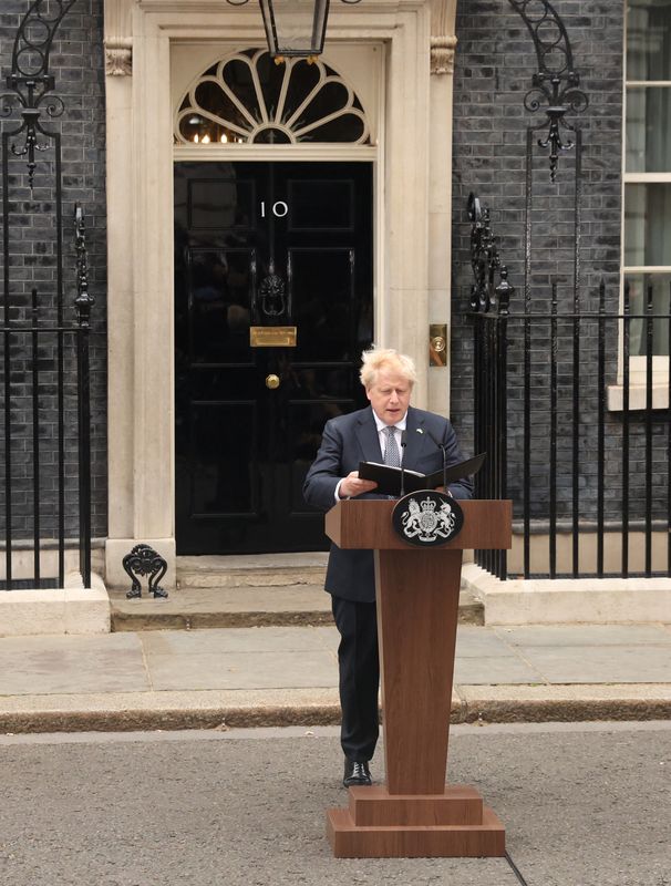 &copy; Reuters. رئيس الوزراء البريطاني بوريس جونسون يلقي كلمة أمام مقر الحكومة في لندن يوم الخميس. تصوير:فيل نوبل-رويترز.