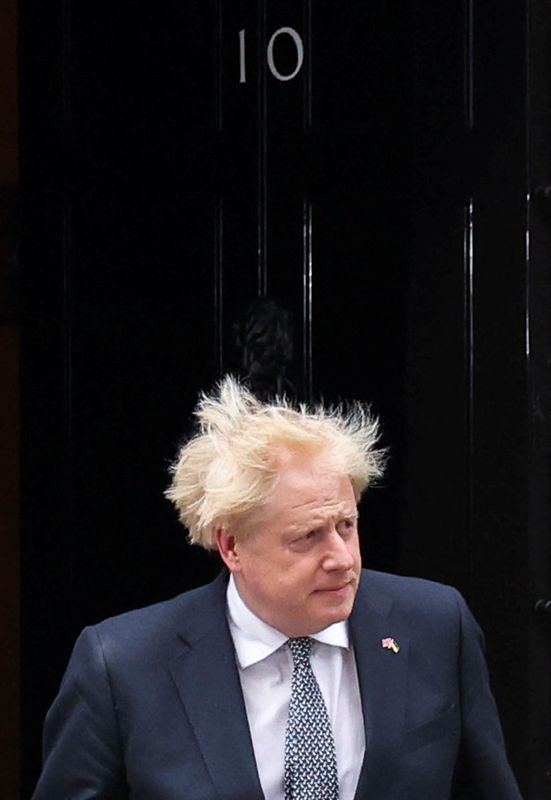 © Reuters. رئيس الوزراء البريطاني بوريس جونسون قبل القاء كلمة أمام مقر الحكومة في لندن يوم الخميس. تصوير:فيل نوبل-رويترز.