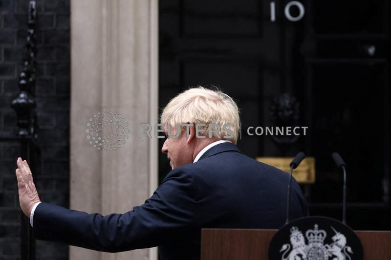 &copy; Reuters. Il primo ministro britannico Boris Johnson fa un gesto dopo aver rilasciato una dichiarazione a Downing Street a Londra. 7 luglio 2022. REUTERS/Henry Nicholls