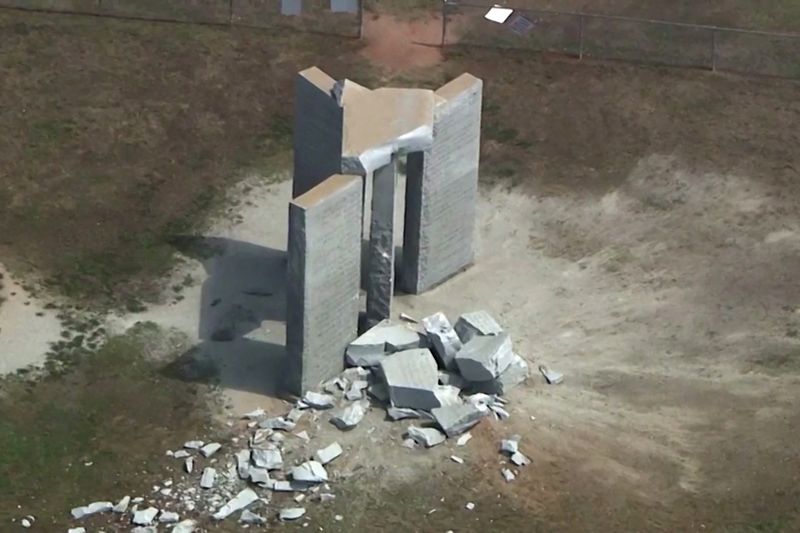 &copy; Reuters. Escombros em torno do monumento Georgia Guidestones, em Elberton no Estado norte-americano da Geórgia, após ele ser atingido por explosão
06/07/2022 ABC Affiliate WSB-TV via REUTERS
