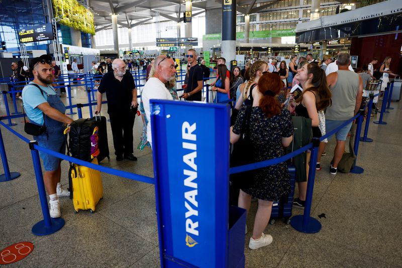 &copy; Reuters. Les passagers de Ryanair font la queue aux comptoirs d'enregistrement de l'aéroport de Malaga-Costa del Sol, en Espagne. Le syndicat de pilotes SNPL a appelé jeudi à une grève chez Ryanair en France les 23 et 24 juillet prochains pour réclamer des au