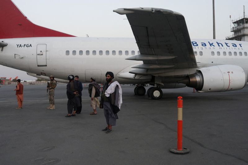 &copy; Reuters. مقاتلون من طالبان في مطار كابول - صورة من أرشيف رويترز. صورة من وكالة غرب آسيا للأنباء. 