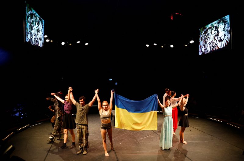 &copy; Reuters. Ukrainian artists of the zirka ! troupe hold an Ukrainian flag at the end of their circus show, a performance to raise awareness with circus art the consequences of the Russia's invasion of Ukraine, in Saumur, France July 6, 2022. REUTERS/Stephane Mahe