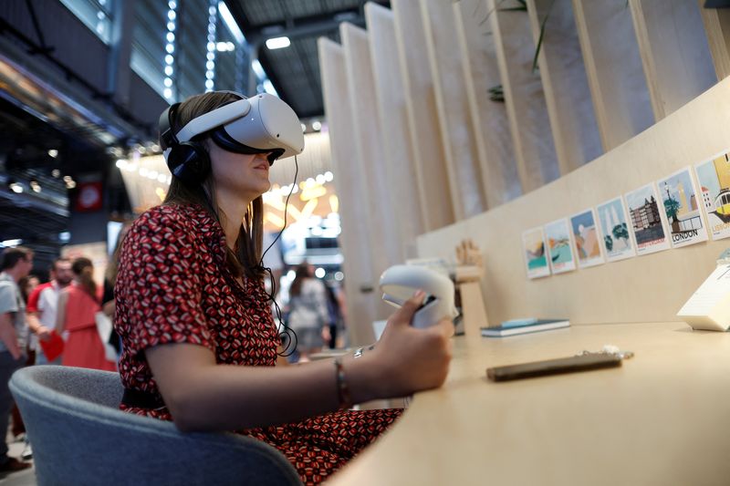 &copy; Reuters. An attendee wearing a virtual reality (VR) headset tries out a VR application on the Meta Platforms Inc. booth at the Viva Technology conference dedicated to innovation and startups at Porte de Versailles exhibition center in Paris, France June 16, 2022. 