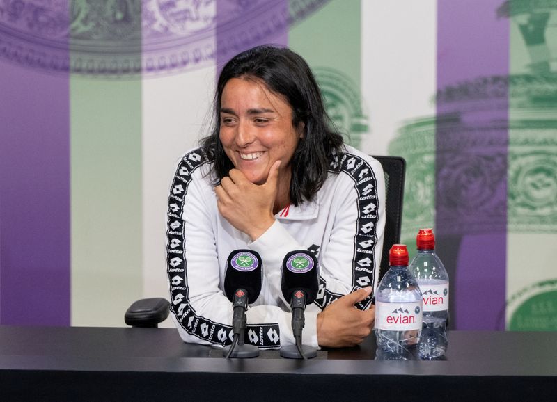 &copy; Reuters. لاعبة التنس التونسية أنس جابر تتحدث خلال مؤتمر صحفي في لندن يوم الخميس. صورة من ممثل لوكالات الأنباء. 