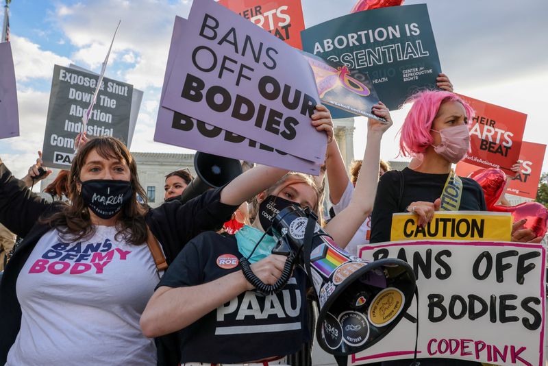 © Reuters. FILE PHOTO: Pro-choice and anti-abortion both demonstrate outside the United States Supreme Court as the court hears arguments over a challenge to a Texas law that bans abortion after six weeks in Washington, U.S., November 1, 2021. REUTERS/Evelyn Hockstein/File Photo