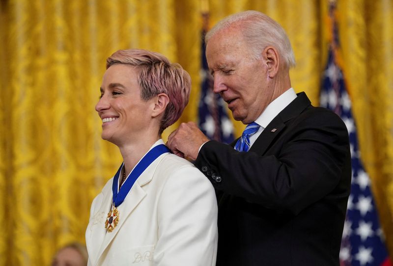 &copy; Reuters. U.S. President Joe Biden awards the Presidential Medal of Freedom to U.S. Women’s National Soccer Team player soccer player Megan Rapinoe during a ceremony in the East Room at the White House in Washington, U.S., July 7, 2022. REUTERS/Kevin Lamarque