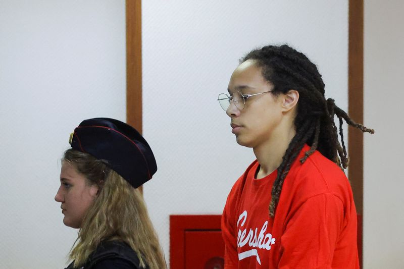 &copy; Reuters. U.S. basketball player Brittney Griner, who was detained in March at Moscow's Sheremetyevo airport and later charged with illegal possession of cannabis, is escorted before a court hearing in Khimki, outside Moscow, Russia July 7, 2022.  REUTERS/Evgenia N