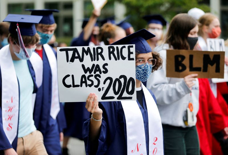 &copy; Reuters. FILE PHOTO: Senior Ruby Wilson holds a sign saying that Tamir Rice, killed by Cleveland Police in 2014, would have been a 2020 graduate as Nathan Hale High School seniors join with others to protest against racial inequality in the aftermath of the death 
