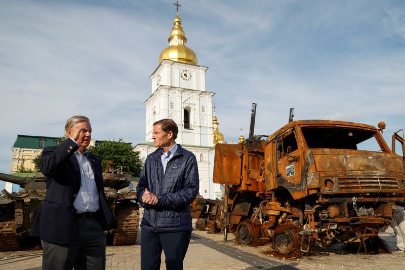 &copy; Reuters. Senadores dos EUA Graham e Blumenthal visitam Kiev
07/07/2022
REUTERS/Valentyn Ogirenko