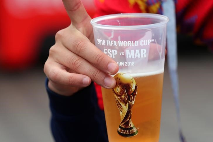 &copy; Reuters. 今年１１月に開催されるサッカーのワールドカップ（Ｗ杯）カタール大会では、スタジアム内でのアルコール提供はなく、スタジアム外での販売が一部の試合の前後にのみ許可される見込み