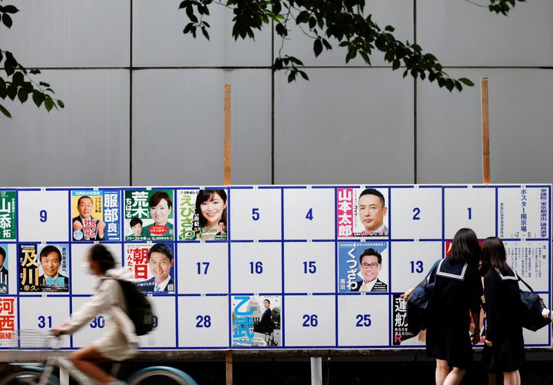 &copy; Reuters. 　７月８日、総務省によると、現時点で１０日投開票の参議院選挙の日程に変更はない。写真は参院選ののポスター。都内で６月撮影（２０２２年　ロイター／Issei Kato ）
