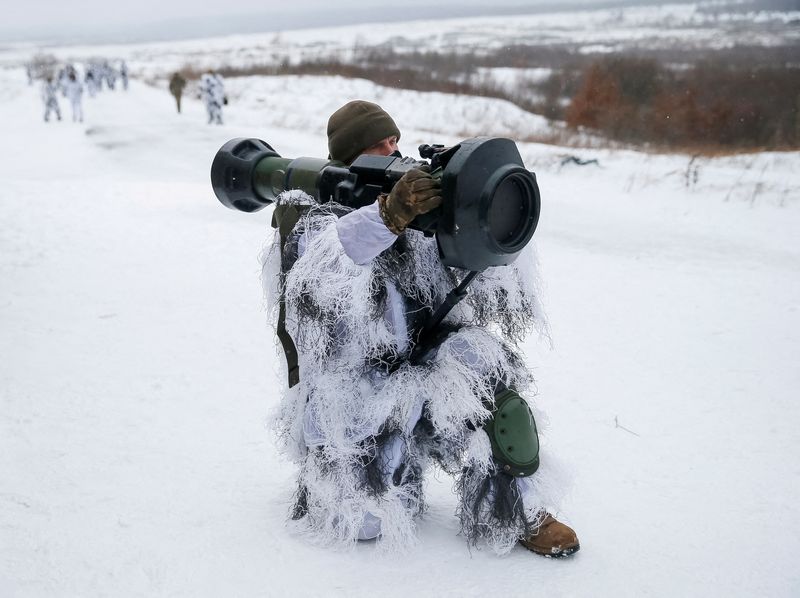 &copy; Reuters. FILE PHOTO: FILE PHOTO: A Ukrainian service member holds a next generation light anti-tank weapon (NLAW), supplied by Britain, during drills at Ukraine's International Peacekeeping Security Centre near Yavoriv, in the Lviv region, Ukraine, January 28, 202