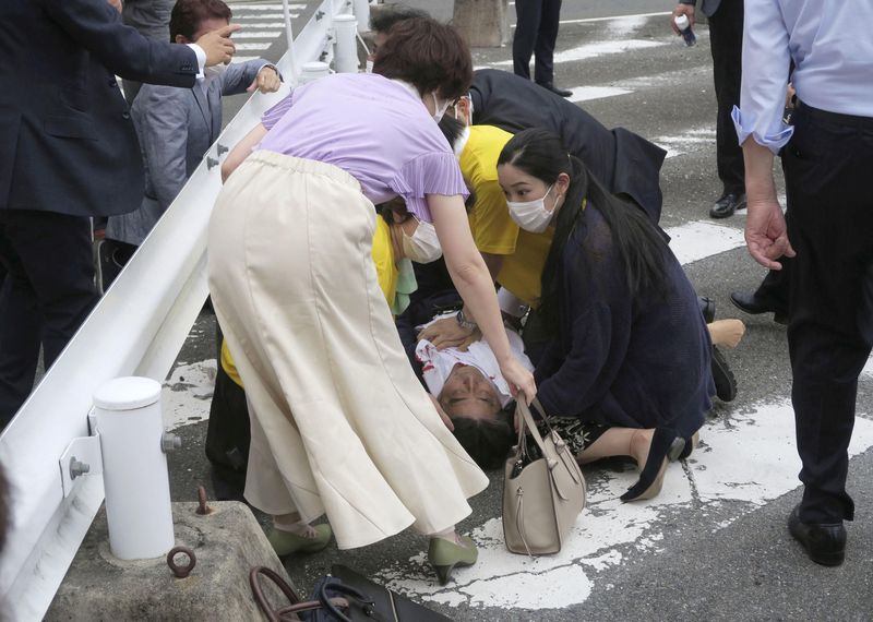 &copy; Reuters. El ex primer ministro japonés Shinzo Abe yace en el suelo tras un aparente tiroteo durante una campaña electoral para las elecciones a la Cámara Alta del 10 de julio de 2022, en Nara, al oeste de Japón. 8 de julio de 2022. en esta foto tomada por Kyod