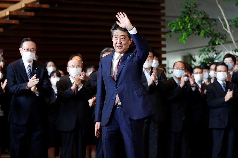 &copy; Reuters. FOTO DE ARCHIVO. El ex primer ministro de Japón, Shinzo Abe, saluda al personal mientras aplauden para despedirse de él en su residencia oficial en Tokio, Japón. 16 de septiembre de 2020. REUTERS/Issei Kato/Files