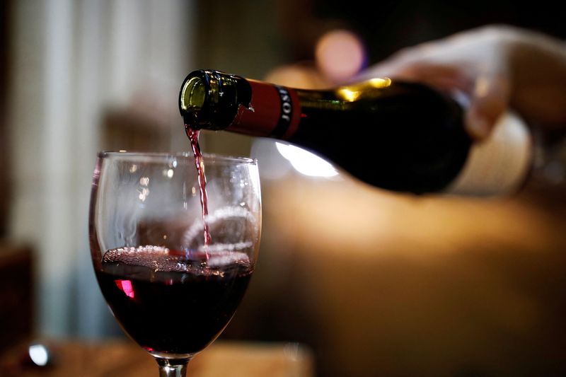 &copy; Reuters. FILE PHOTO: A barman pours a glass of Beaujolais Nouveau wine in a bistrot in Paris, France, November 20, 2019. REUTERS/Benoit Tessier