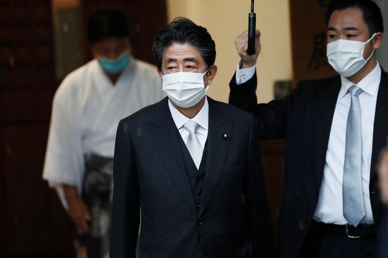 © Reuters. FILE PHOTO: Former Japanese Prime Minister Shinzo Abe visits Yasukuni Shrine in Tokyo, Japan August 15, 2021. REUTERS/Issei Kato