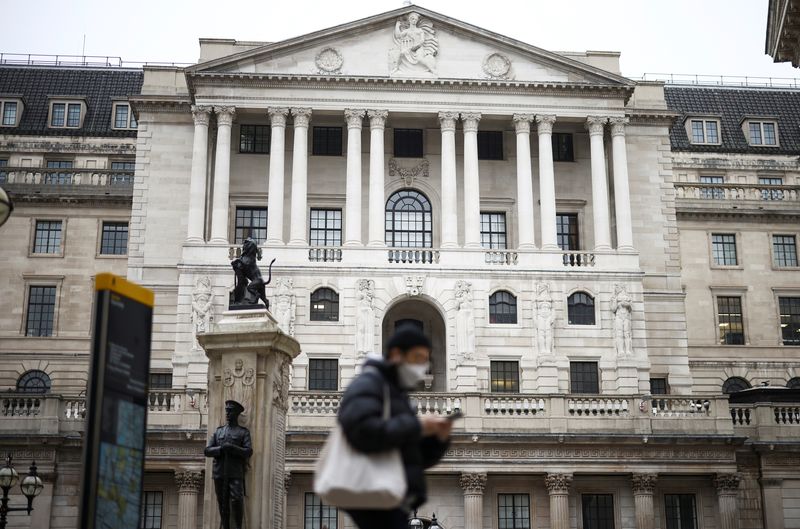 &copy; Reuters. FOTO DE ARCHIVO. Una persona pasa por delante del Banco de Inglaterra en el distrito financiero de la Ciudad de Londres, en Londres, Reino Unido. 23 de enero de 2022. REUTERS/Henry Nicholls