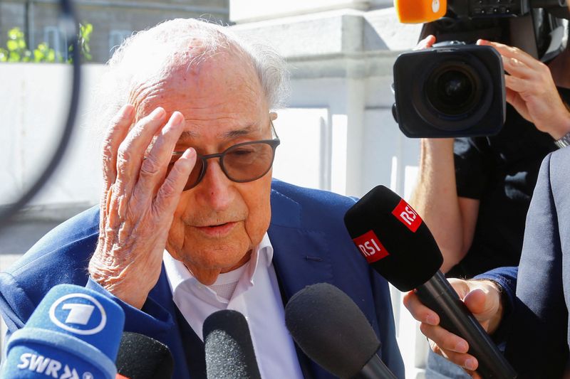 &copy; Reuters. El expresidente de la FIFA, Sepp Blatter, habla con los medios de comunicación a su llegada al Tribunal Penal Federal Suizo en Bellinzona, Suiza. 8 de julio de 2022. REUTERS/Arnd Wiegmann