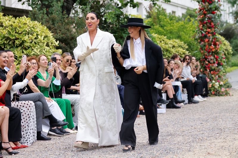 &copy; Reuters. La diseñadora Juana Martín y Rossy de Palma al final del desfile de su colección de Alta Costura Otoño/Invierno 2022-2023 en París, Francia, el 7 de julio de 2022. REUTERS/Johanna Geron