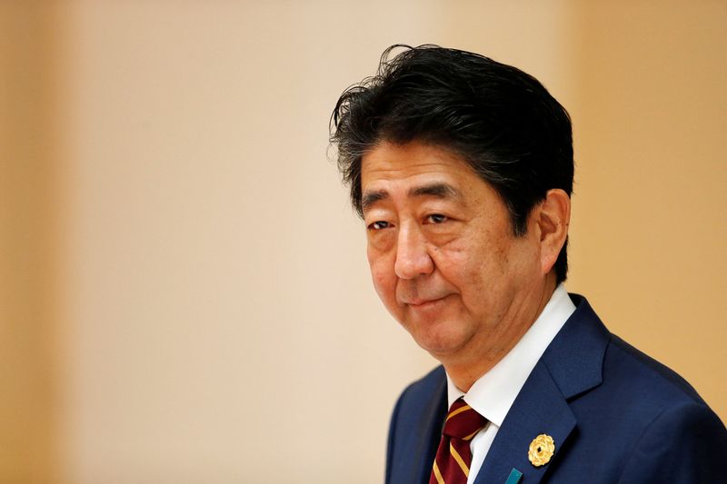 © Reuters. FILE PHOTO: Japan's Prime Minister Shinzo Abe attends the APEC Economic Leaders' Meeting in Danang, Vietnam November 11, 2017. REUTERS/Jorge Silva/File Photo