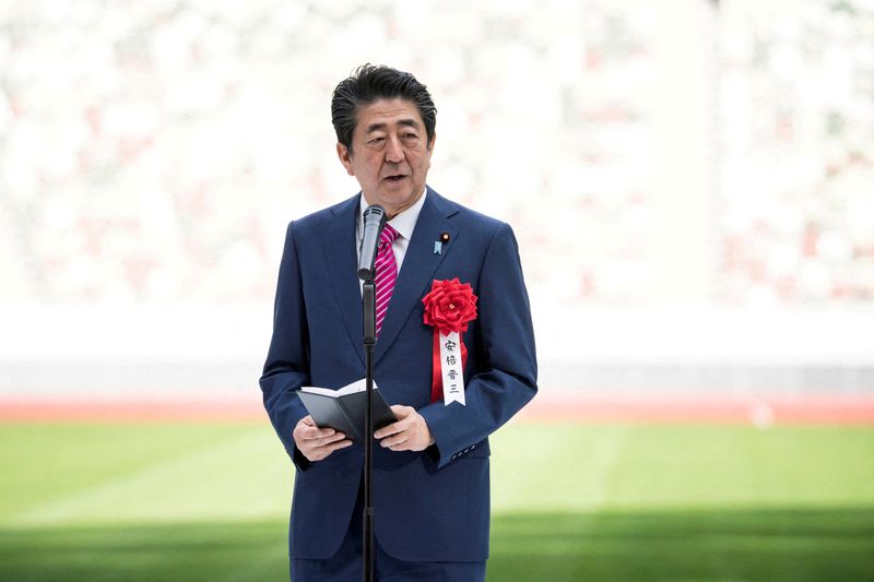 &copy; Reuters. FOTO DE ARCHIVO. El primer ministro de Japón, Shinzo Abe, asiste a la ceremonia de finalización de la construcción del Nuevo Estadio Nacional el 15 de diciembre de 2019 en Tokio, Japón. Tomohiro Ohsumi/Pool vía REUTERS