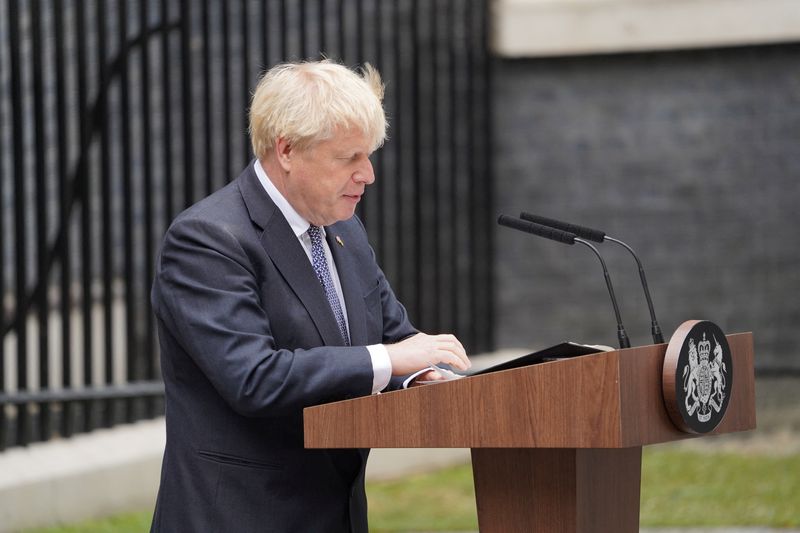 &copy; Reuters. El primer ministro británico Boris Johnson hace una declaración en Downing Street en Londres, Reino Unido, el 7 de julio de 2022. REUTERS/Maja Smiejkowska