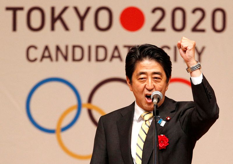 &copy; Reuters. FOTO DE ARCHIVO: El primer ministro de Japón, Shinzo Abe, gesticula mientras habla durante el mitin de inicio de Tokio 2020 en Tokio, 23 de agosto de 2013.   REUTERS/Yuya Shino