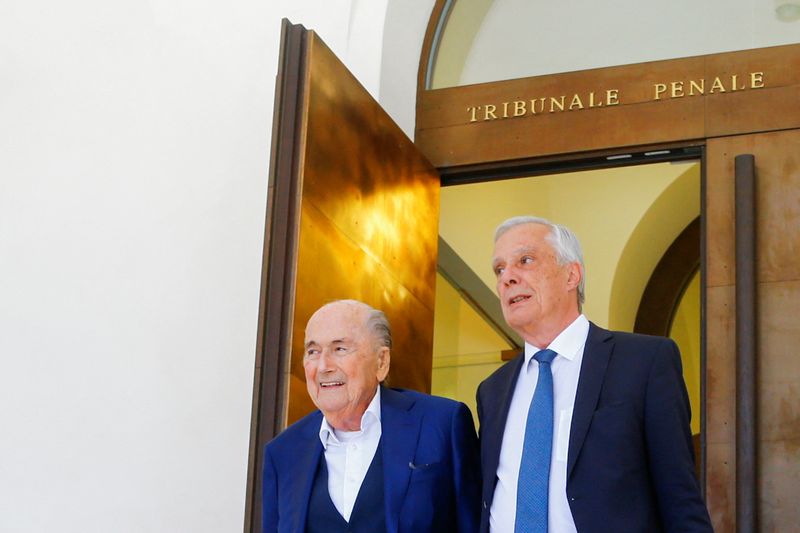 &copy; Reuters. L'ancien président de la Fifa, Sepp Blatter (à gauche), et l'ancien président de l'UEFA, Michel Platini, ont tous les deux été acquittés vendredi des charges d'escroquerie à leur encontre par le tribunal pénal fédéral suisse. /Photo prise le 8 j