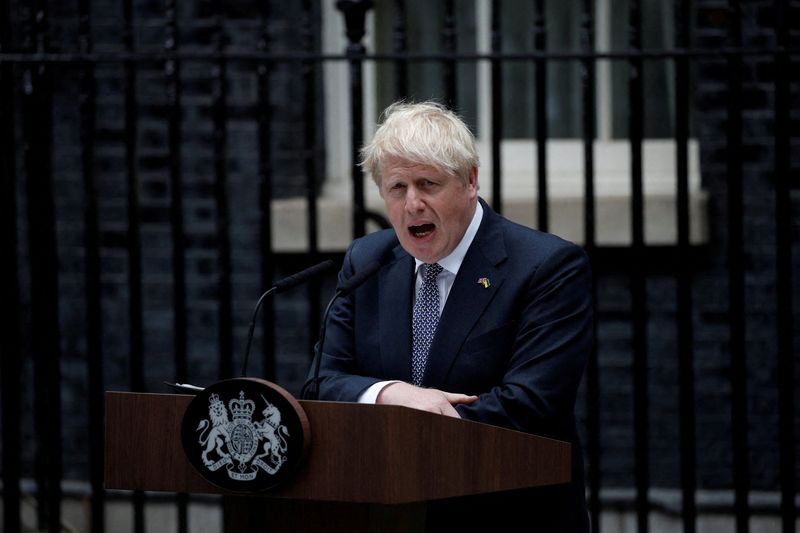 &copy; Reuters. رئيس الوزراء البريطاني بوريس جونسون يلقي بيانا من داوننج ستريت في لندن يوم الخميس. تصوير: بيتر نيكولز-رويترز.