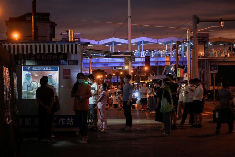 &copy; Reuters. La municipalité de Pékin a renoncé à son projet de limiter l'accès aux lieux publics - cinémas, bibliothèques ou centres sportifs - aux seules personnes vaccinées contre le COVID-19 face à la vague d'opposition ayant suivi l'annonce de cette mesu